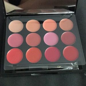 Ish lip palette
